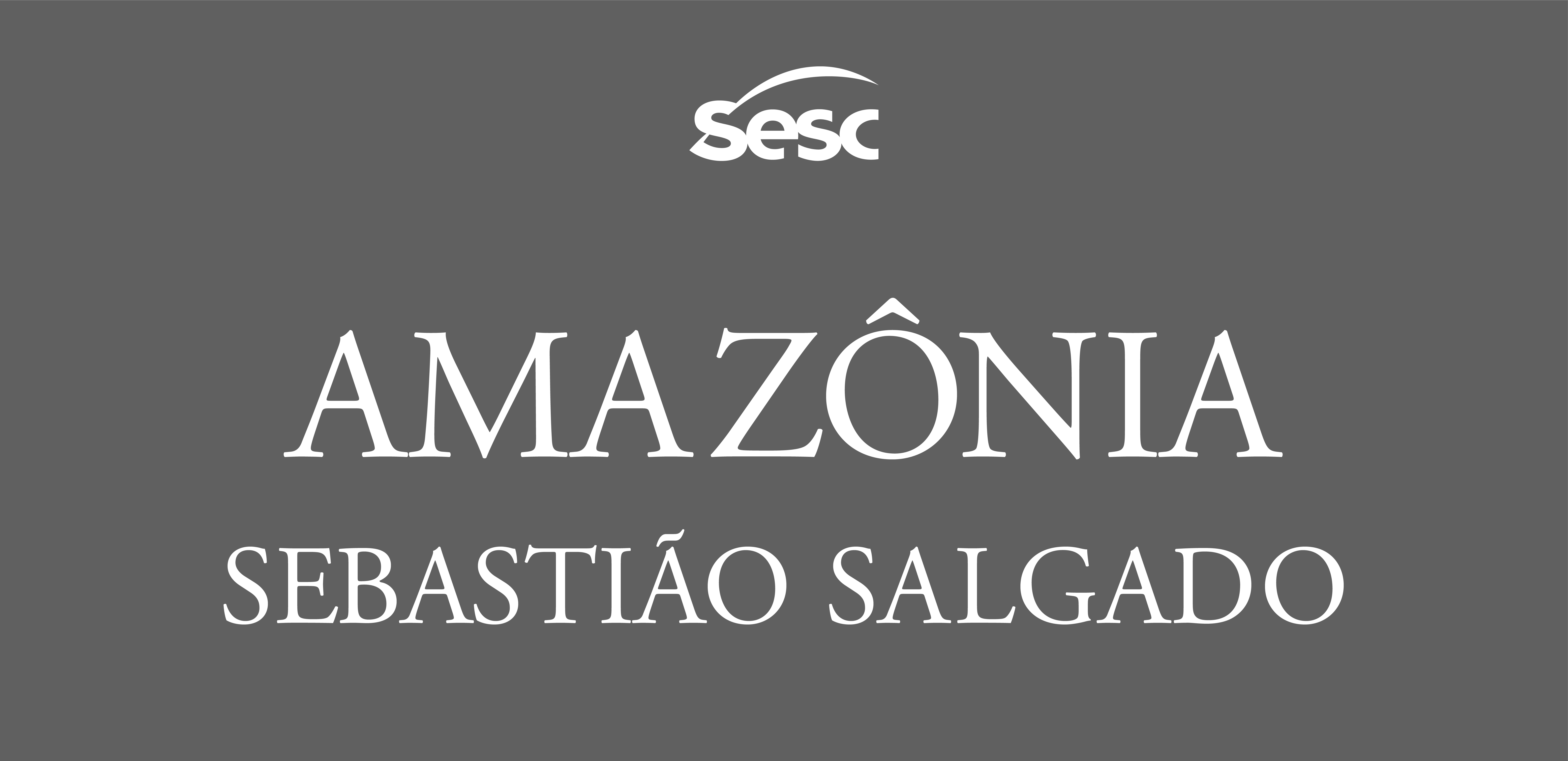 Logo da Exposição Amazônia - Sebastião Salgado composta por fundo retangular cor de cinza com o título escrito com letras brancas maiúsculas em duas linhas. Acima, logo do Sesc.