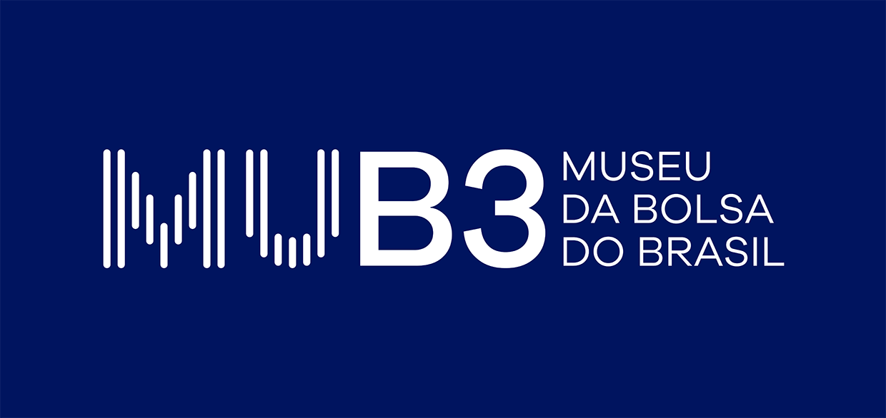 Logo do Museu da Bolsa do Brasil em branco sobre fundo azul. Ele é composto pelas letras “M, u , b e o número 3”. As letras M e U são formadas por traços verticais. lembrando um gráfico de barras. À direita do logo, o texto “Museu da Bolsa do Brasil”.